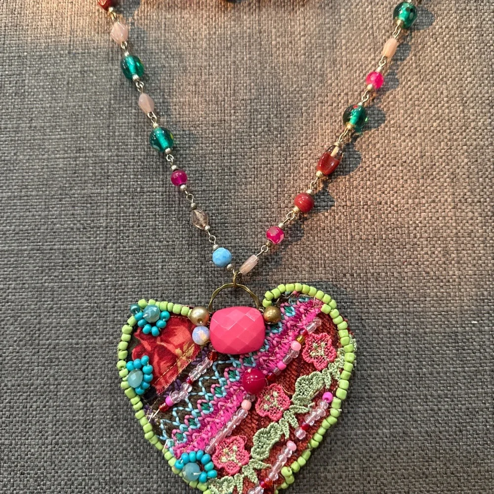 Handmade heart necklace on vintage glass chain - Picture 5 of 9